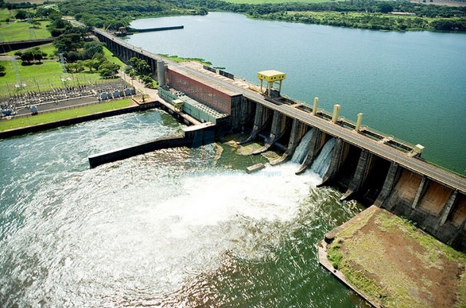 AES Tiet realiza teste de abertura de comporta na UHE Ibitinga