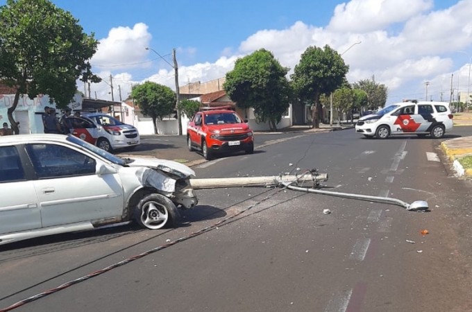 Colis�o de ve�culo arranca poste na perimetral
