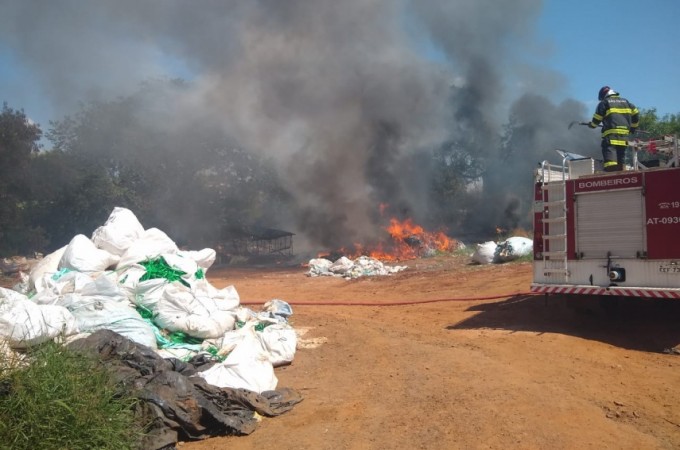 Bombeiros combatem inc�ndio em �rea de reciclagem
