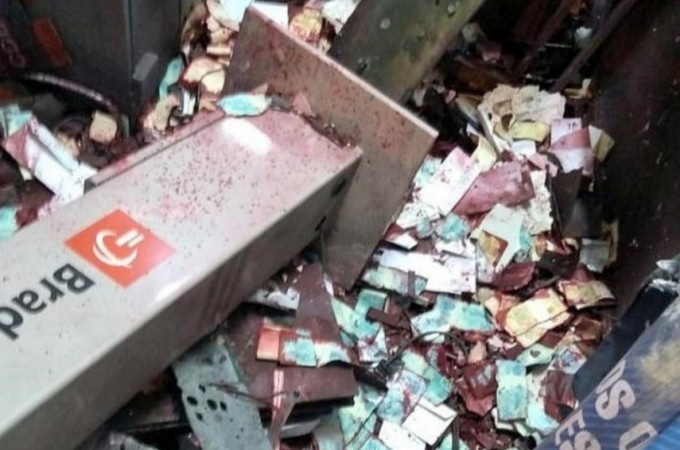 Quadrilha explode posto de atendimento bancrio em Gavio Peixoto