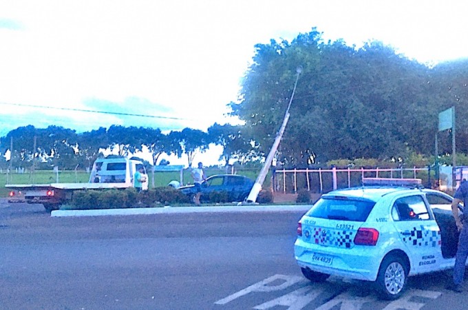 Carro descontrolado colidiu com poste no Jd. Cana�