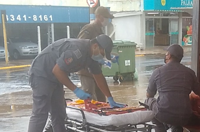 Mulher � esfaqueada em pra�a, foi socorrida, n�o resistiu e morreu