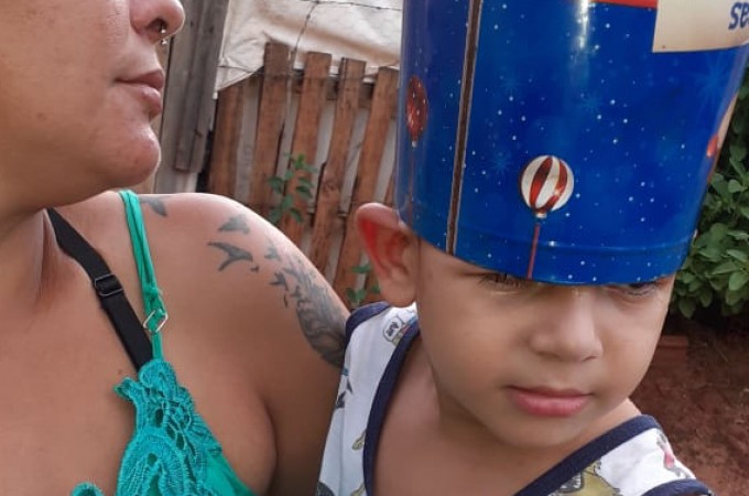 Crian�a com lata entalada na cabe�a foi socorrida pelos Bombeiros