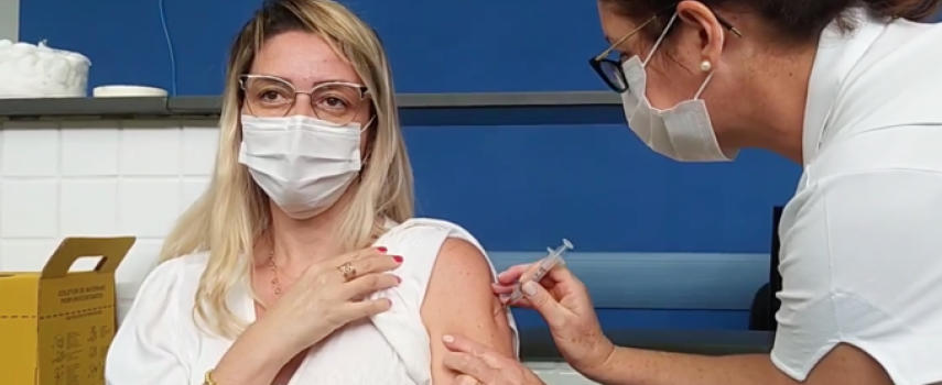 covid-19-vacina-ja-foi-aplicada-em-728-profissionais-de-saude