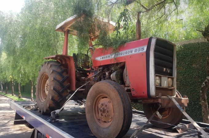 Trator furtado em Ibitinga, foi encontrado na SP-310 em S�o Carlos