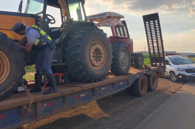 SP-304: PM Rodovi�ria recupera tratores em rodovia de Ibitinga