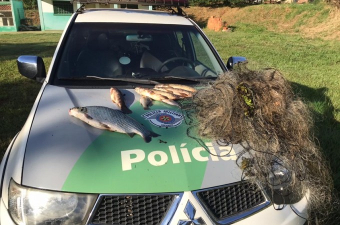 PM Ambiental flagra pescador amador com rede no Rio Jacar�