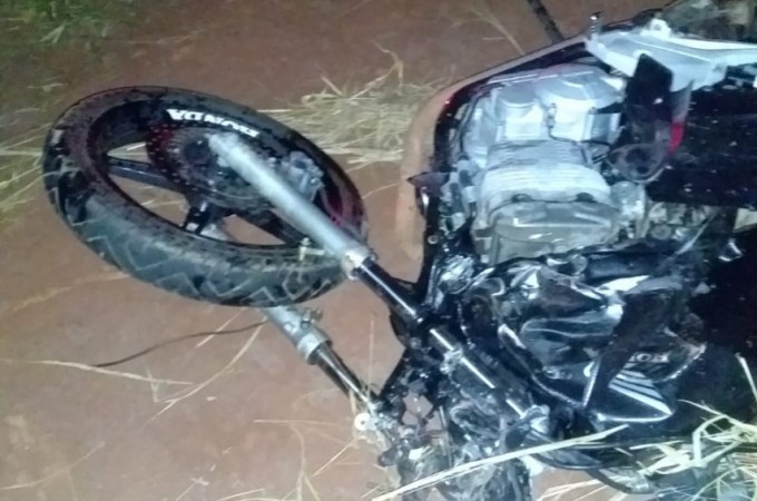 Jovem morre ap�s bater moto em trator em rodovia de Ibitinga