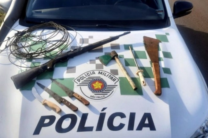 S�o Carlos: PM Ambiental prende 2 homens com espingarda e javaporco