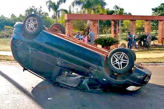 Carro capota ap�s batida em rotat�ria do Jd. Cana�