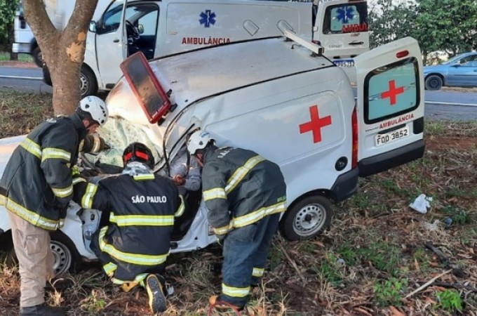 SP-304: Motorista de ambul�ncia de Itaju fica preso entre ferragens 
