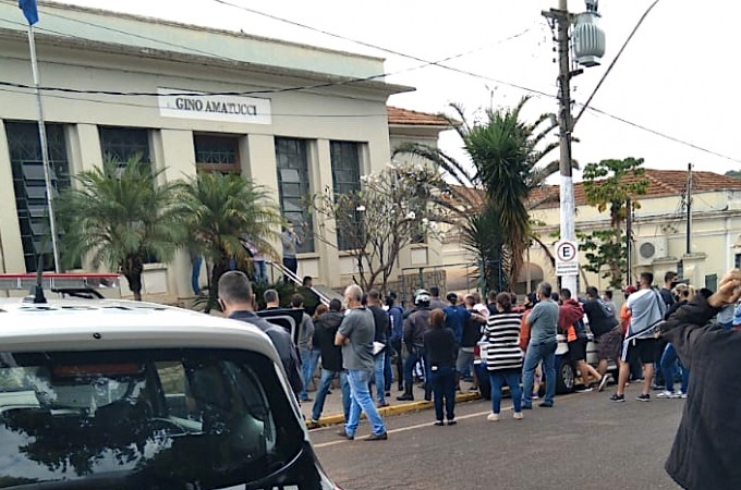 Manifestantes s�o contra decreto que suspende atendimento presencial