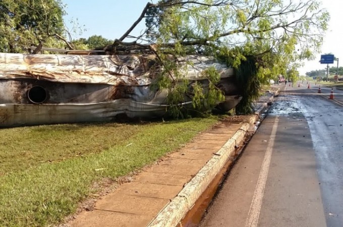 Caminh�o carregado com glicerina tomba em rodovia de Ibitinga