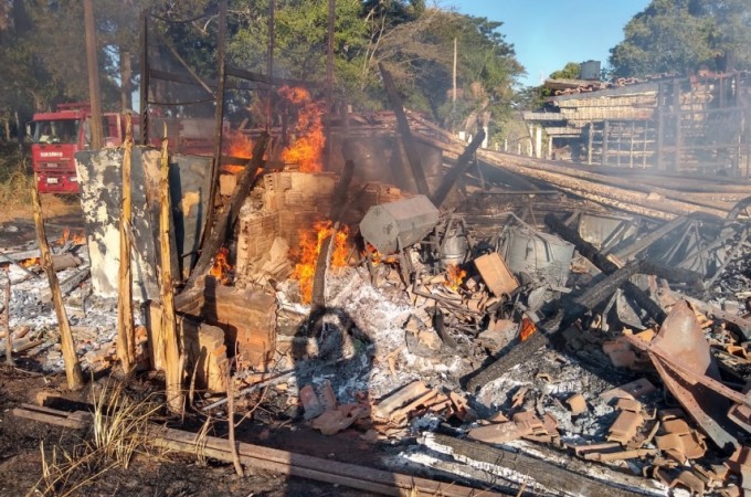 Inc�ndio destruiu dep�sito em Cambaratiba