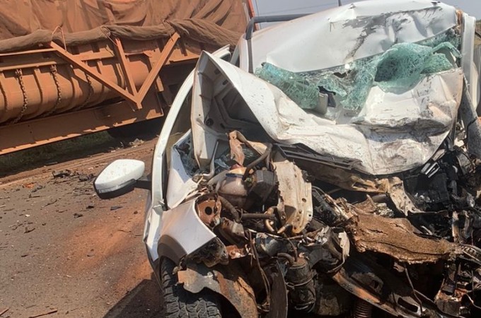 Homem morre ap�s batida contra carreta em vicinal de Tabatinga