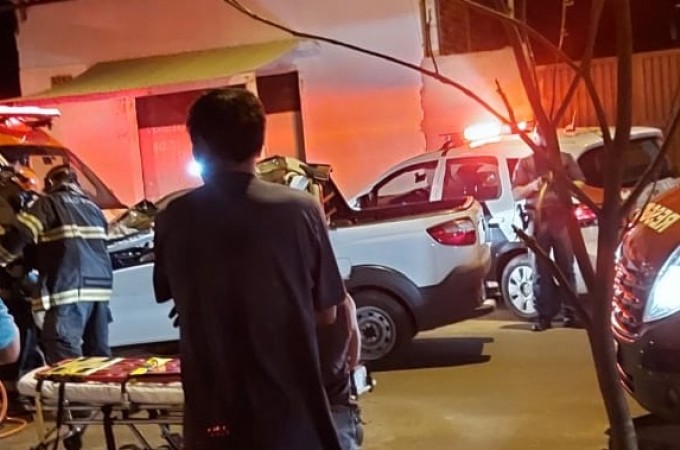 Acidente de ve�culos deixa v�tima presa nas ferragens; no Jd. Ip�