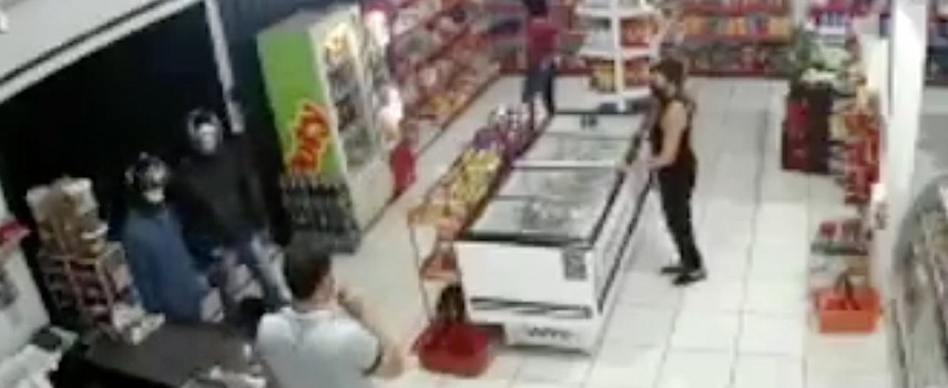 homens-com-revolver-roubaram-mercado-no-jd.-sto-expedito