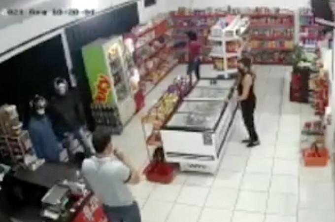 Homens com rev�lver roubaram mercado no Jd. Sto Expedito 