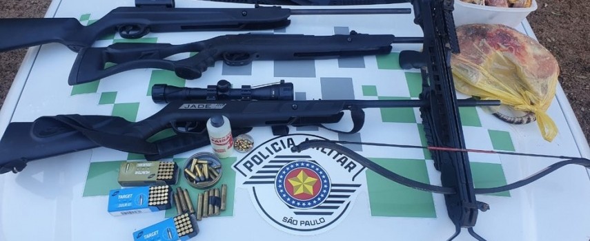 homem-e-autuado-apos-policia-encontrar-armas-e-carnes-de-animais