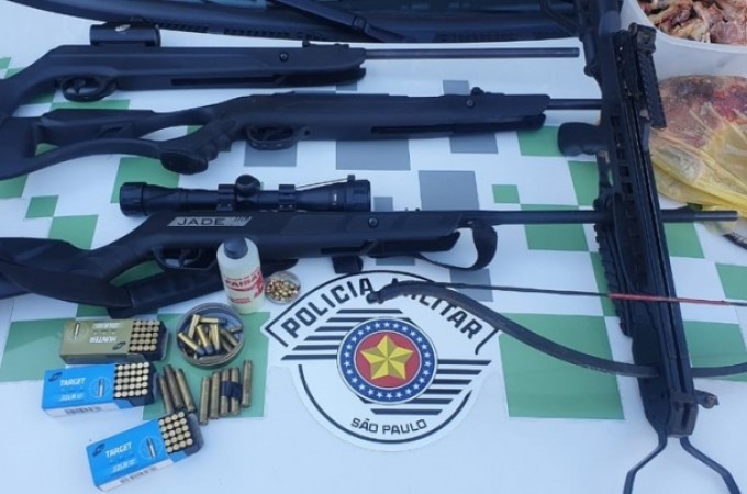 Homem � autuado ap�s Pol�cia encontrar armas e carnes de animais