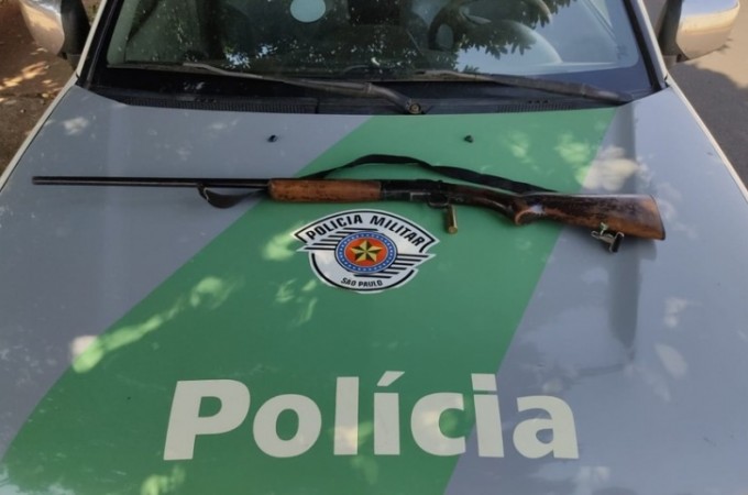 Cachorro � baleado com espingarda e homem � preso por maus-tratos  