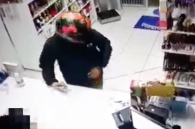Bandidos armados assaltaram Farm�cia no Jd. Paulo de Biazi