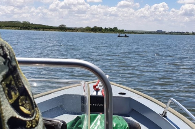 Pol�cia Militar Ambiental flagra pesca ilegal no Tiet� em Iacanga 
