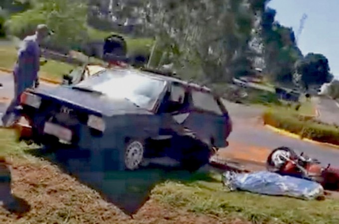 Motociclista morre ap�s bater contra carro em rodovia em It�polis