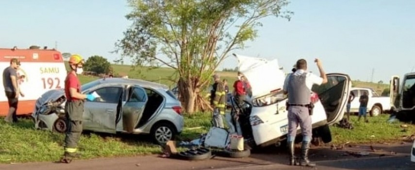 sp-317-acidente-envolvendo-03-carros-e-um-caminhao-mata-enfermeira