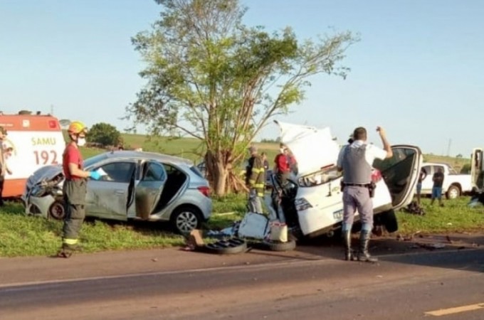 SP-317: Acidente envolvendo 03 carros e um caminh�o mata enfermeira