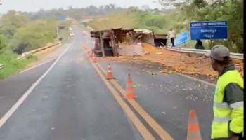 sp-304-carreta-carregada-de-laranja-tomba-em-ponte-do-rio-jacare