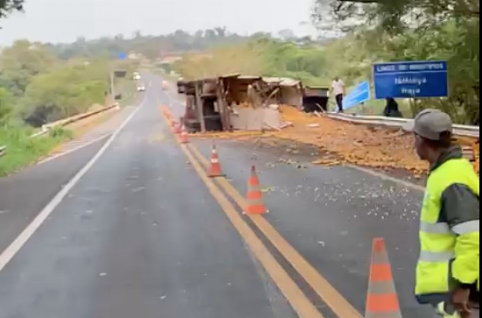 SP-304: Carreta carregada de laranja tomba em ponte do rio Jacar