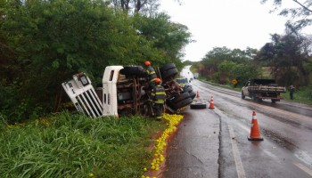 carreta-tomba-na-rodovia-victor-maida-sp-331