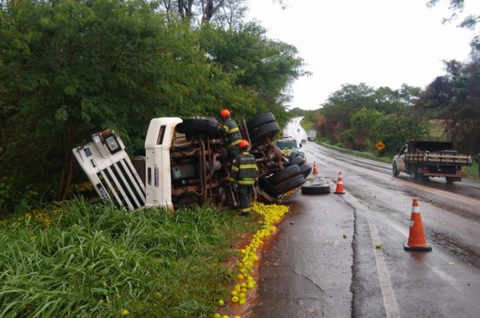 Carreta tomba na Rodovia Victor Maida (SP-331)