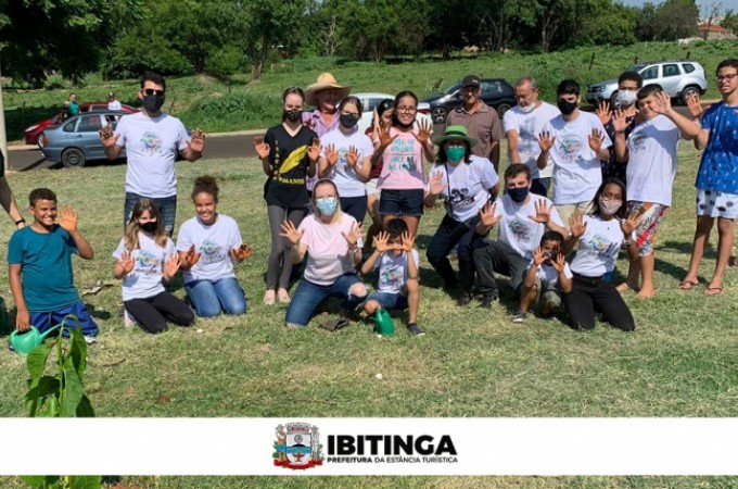 Pra�a no Jd Terra Branca recebeu plantio de �rvores