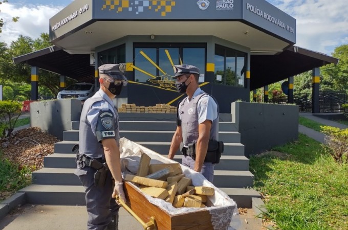 PM Rodovi�ria apreende maconha escondidos dentro de caix�o em Lins