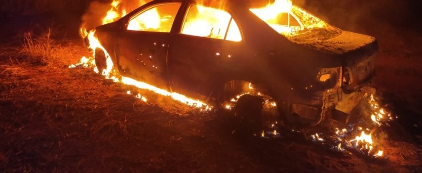 nova-europa-policia-investiga-carro-incendiado-e-com-marcas-de-tiro