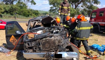 colisao-entre-onibus-e-caminhao-deixe-ferido-preso-nas-ferragens