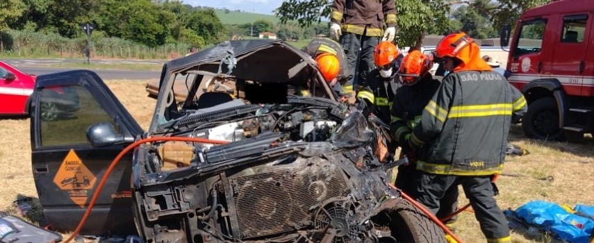 colisao-entre-onibus-e-caminhao-deixe-ferido-preso-nas-ferragens