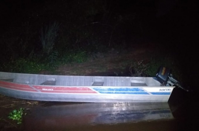 Rio Tiet�: PM Ambiental apreende barco de tr�s pescadores