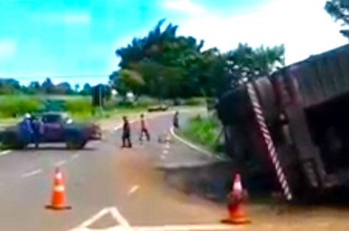 Ibitinga: Quatro bezerros morreram aps carreta tombar em rodovia 