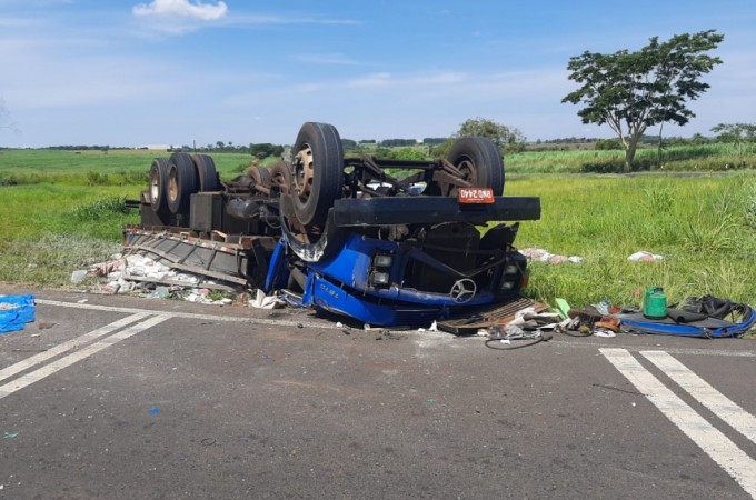 SP-304: Caminh�o carregado tomba no trevo pr�ximo a Borborema