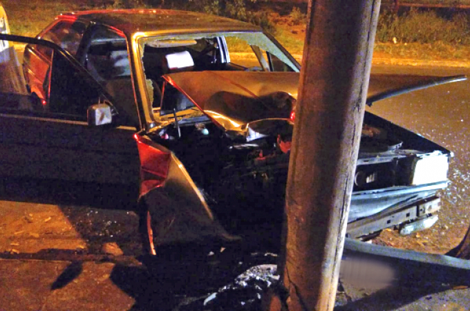 Mulher fica ferida ap�s colis�o de carro e poste