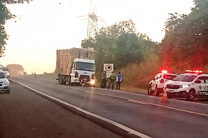 Motociclista morre ap�s ser atingido por caminh�o em Bariri