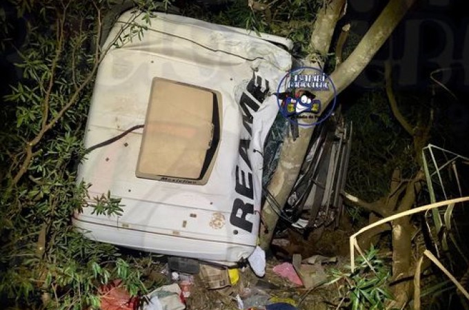 SP-304: Caminh�o carregado com a��car caiu em ribanceira