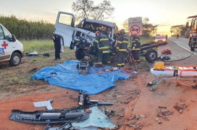 Tabatinga: Motorista fica preso ap�s batida entre caminh�es