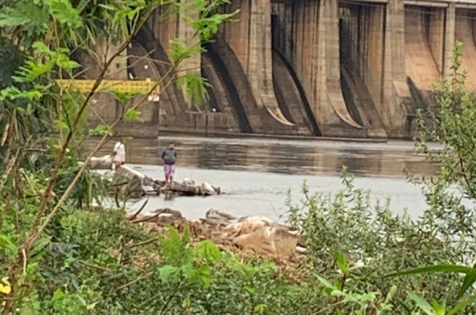 PM Ambiental aplica multa por pesca irregular no rio Tiet�