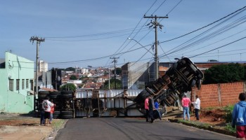 ibitinga-caminhao-tombou-no-jd.-bela-vista