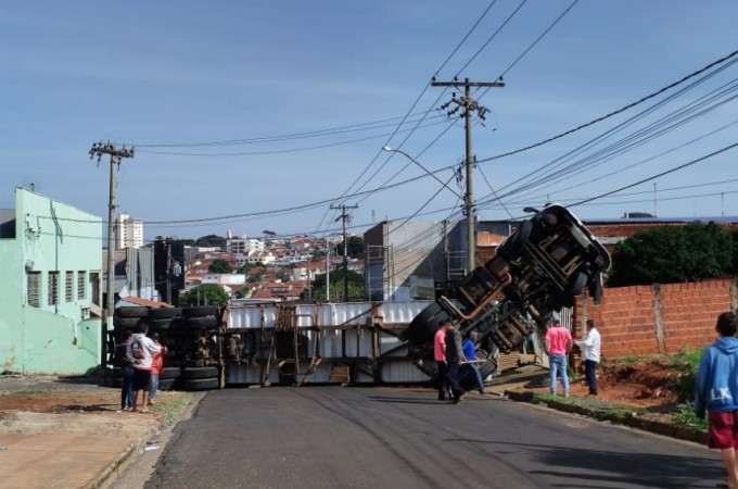 Ibitinga: Caminh�o tombou no Jd. Bela Vista