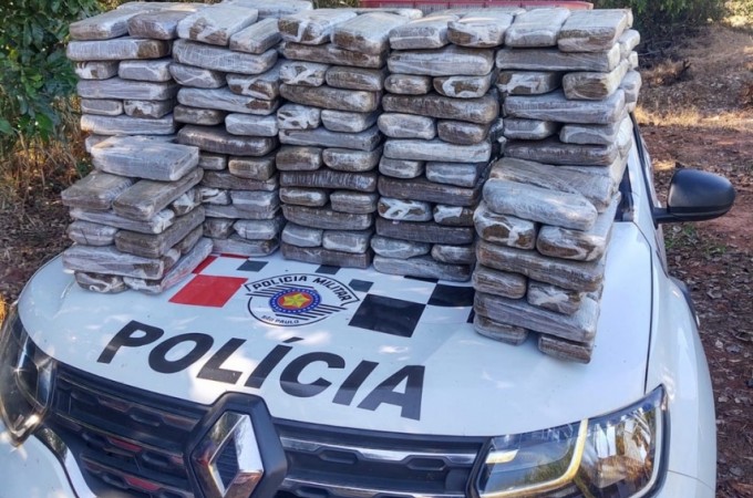 PM apreende tijolos de maconha �s margens de rodovia em It�polis